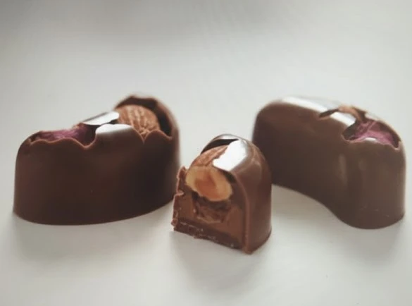 شوكلت الحليب مع الورد والبندق