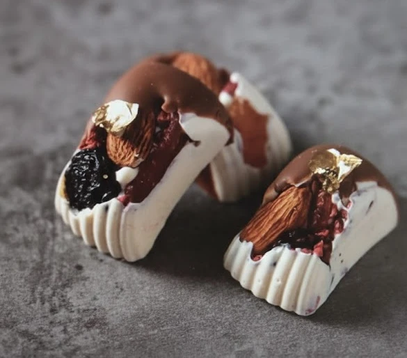 شوكلت حليب مع المكسرات والتوت المجفف